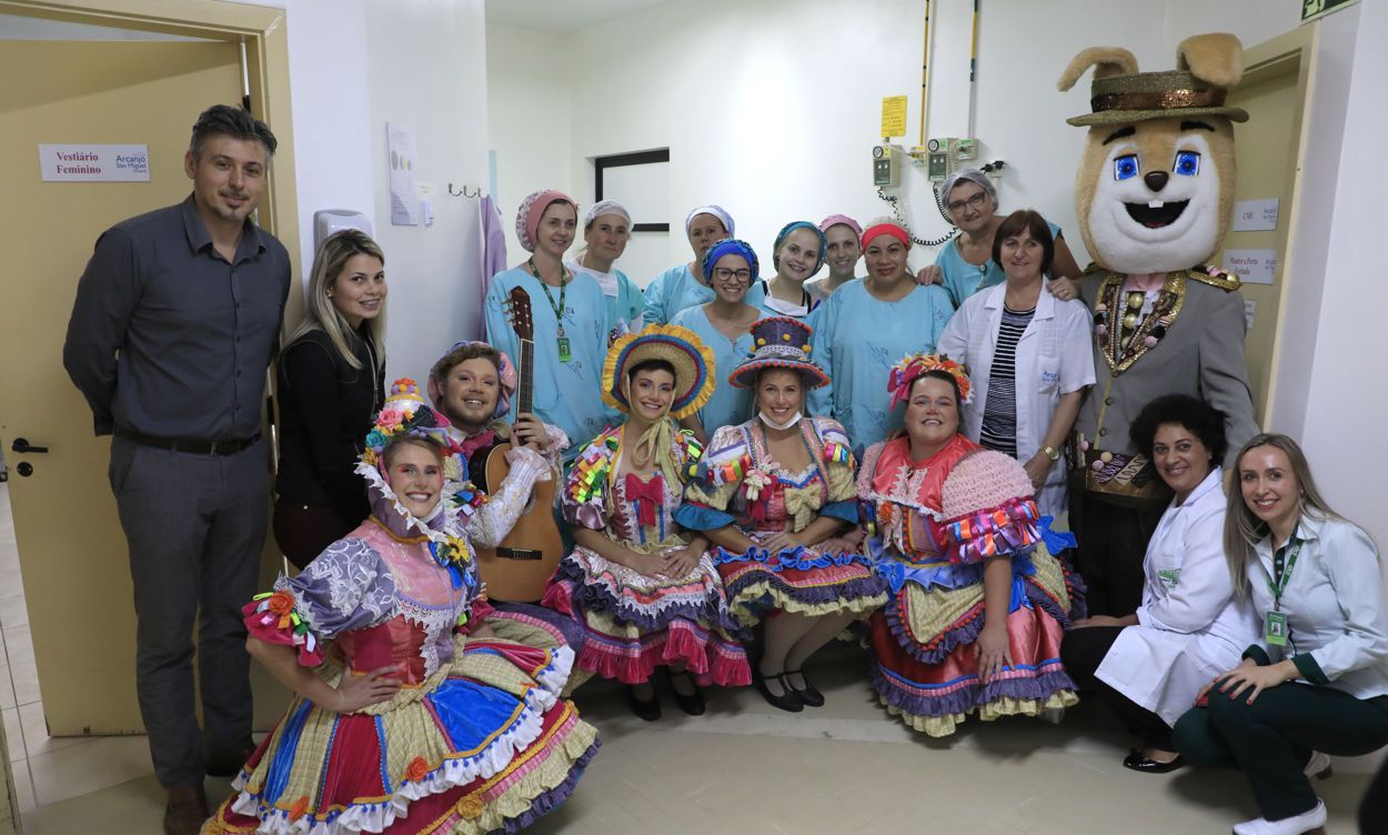 Trupe de Páscoa e o Coelho levam alegria e emoção para o Hospital de Gramado e Projeto Sapeca