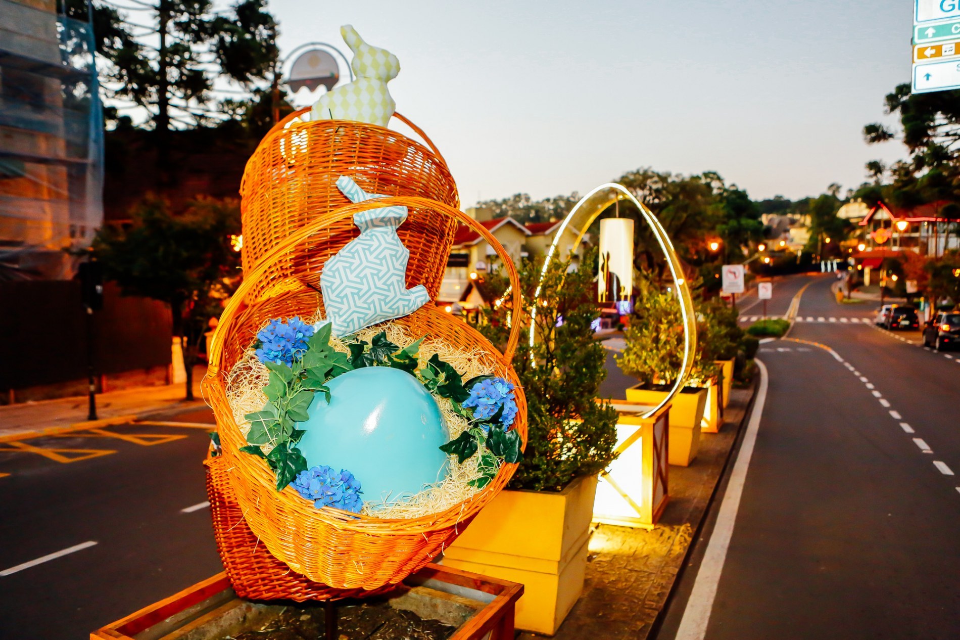 Páscoa em Gramado inicia com montagem da decoração sob amplo protocolo de segurança sanitária