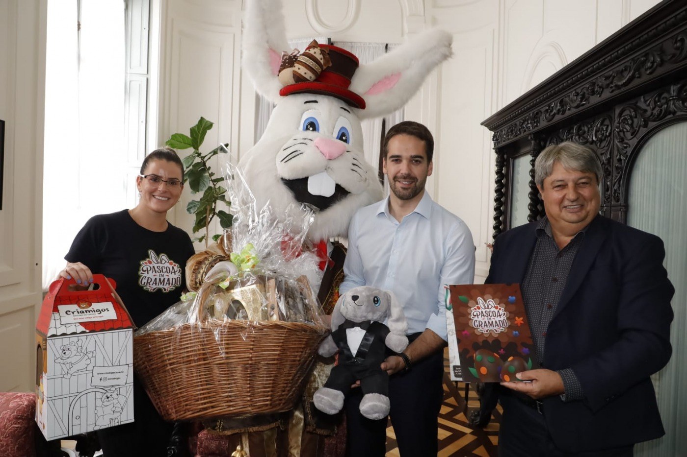 Governador recebe convite para a Páscoa em Gramado