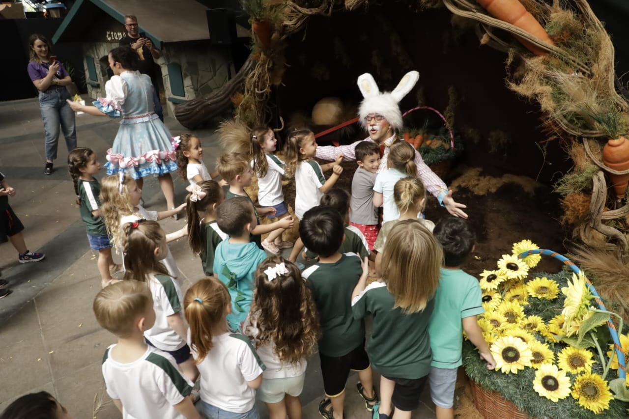 Estudantes de Gramado assistem gratuitamente espetáculo O Reino Mágico da Páscoa