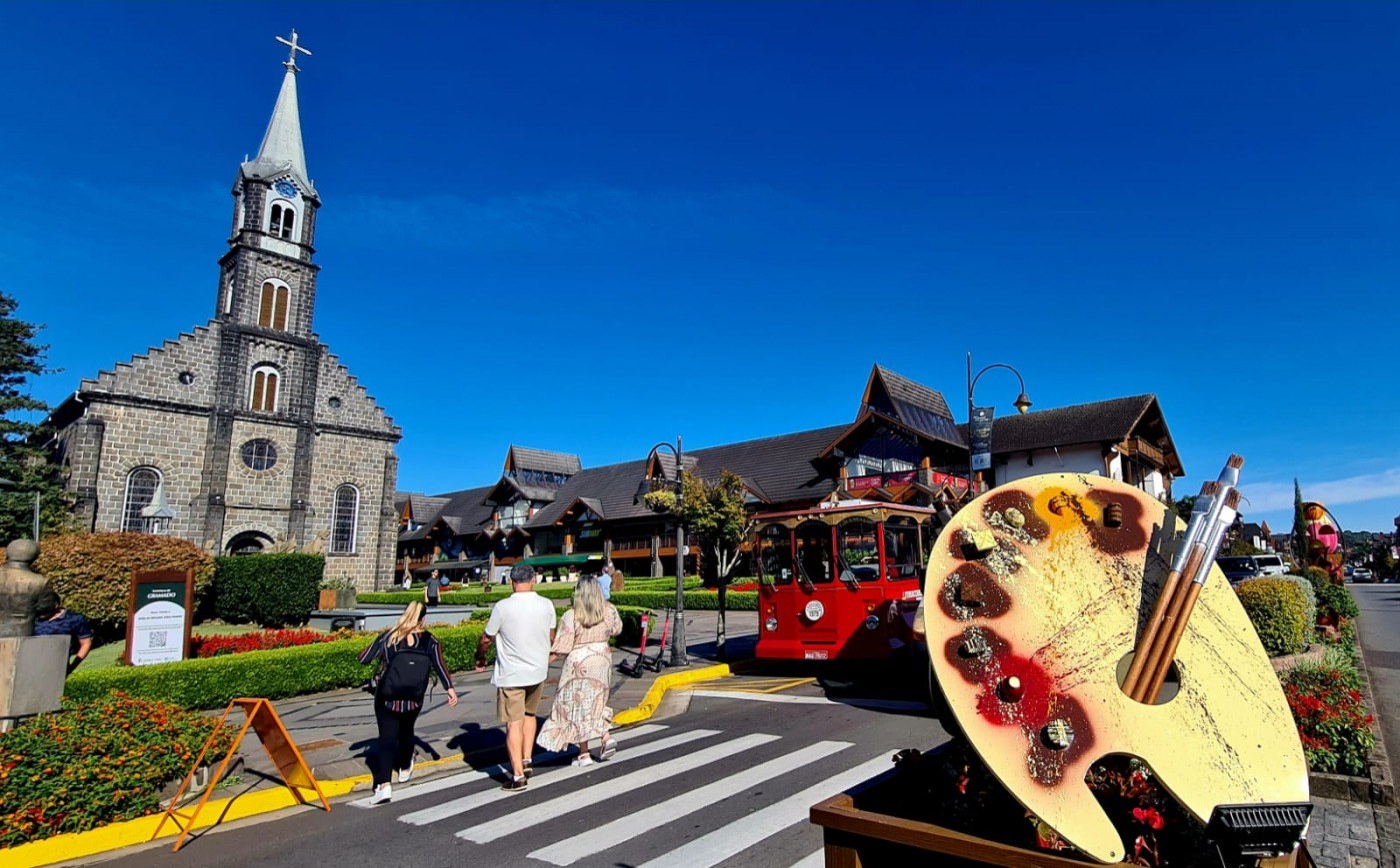 Decoração da Páscoa em Gramado vai ganhando ruas, rótulas e praças