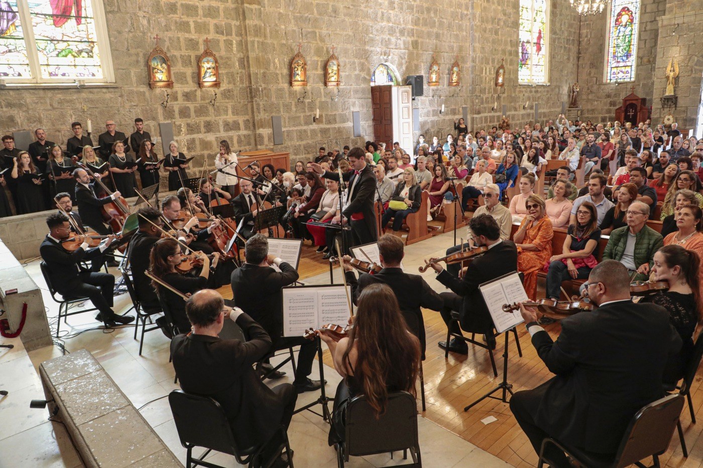 Igreja São Pedro lota para concerto de Páscoa com a Orquestra de Gramado