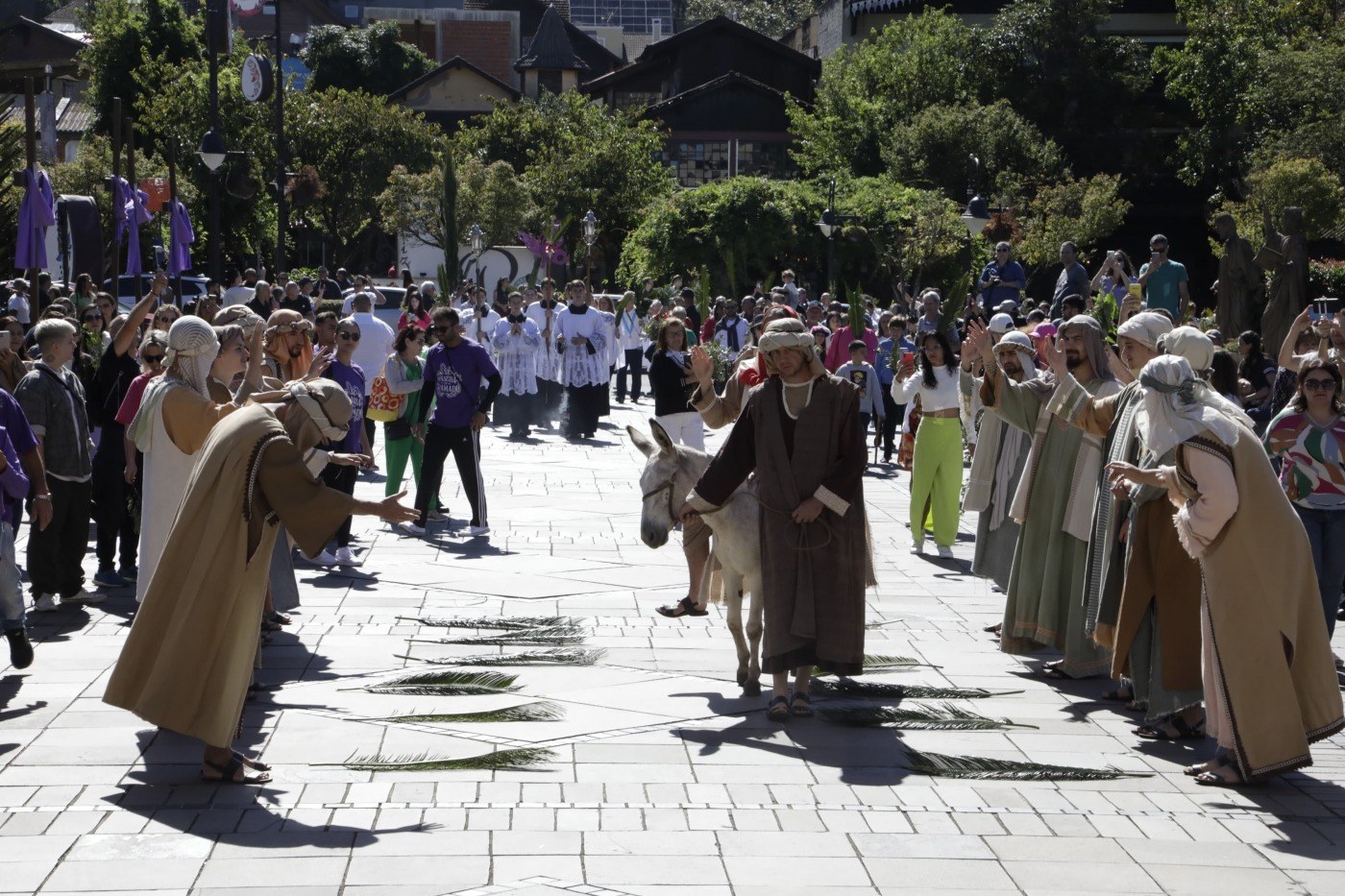 Procissão de Ramos reúne grande número de fiéis