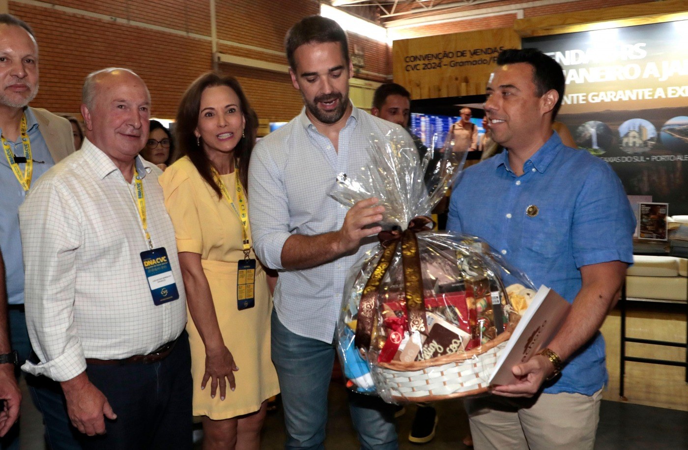 Governador Eduardo Leite recebe convite da Páscoa em Gramado