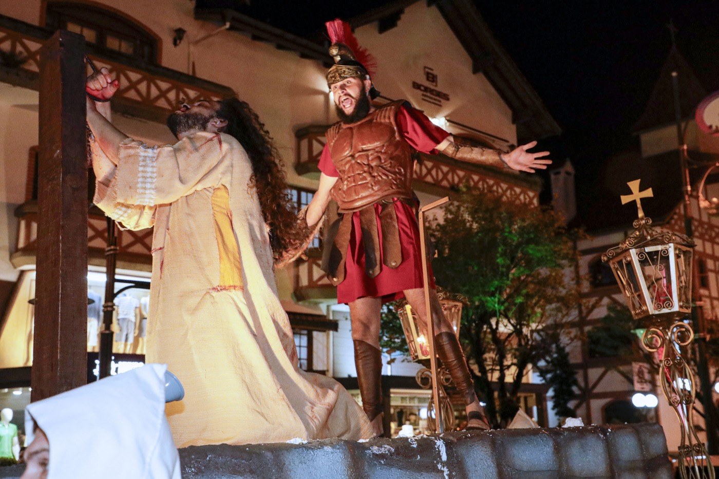 Procissão dos Passos emociona multidão na 9ª Páscoa em Gramado