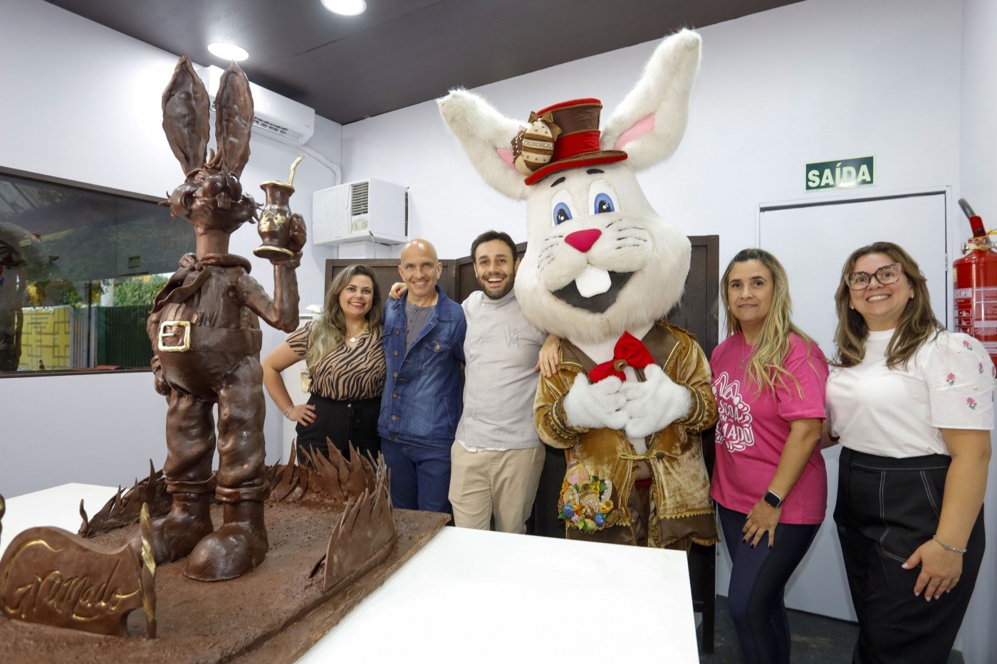 Coelho e Kikito de chocolate são esculpidos na avant première do Chocolat Gramado