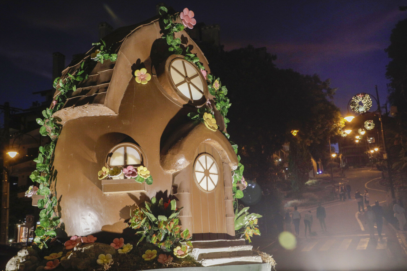 Decoração da ChocoPáscoa Gramado colore as ruas