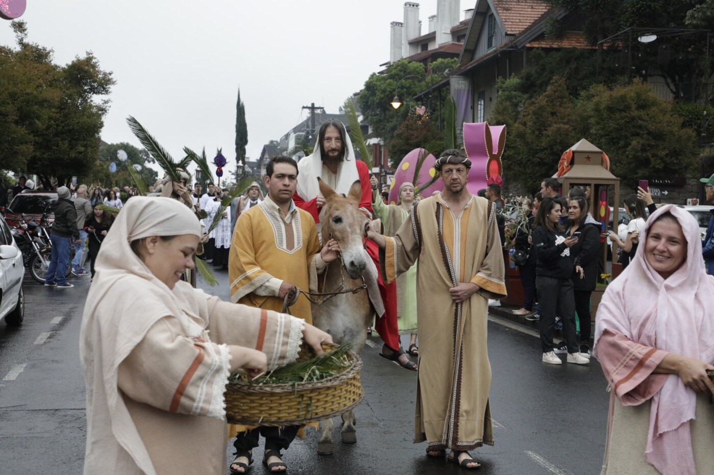 Procissão de Ramos encena entrada triunfal de Cristo em Jerusalém