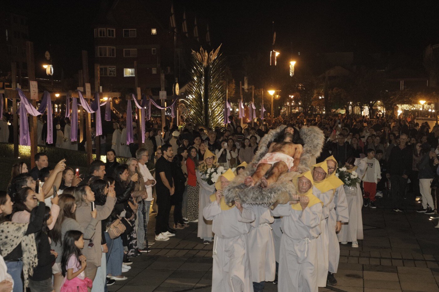 Com avenida Borges lotada, Procissão dos Passos emociona turistas e comunidade