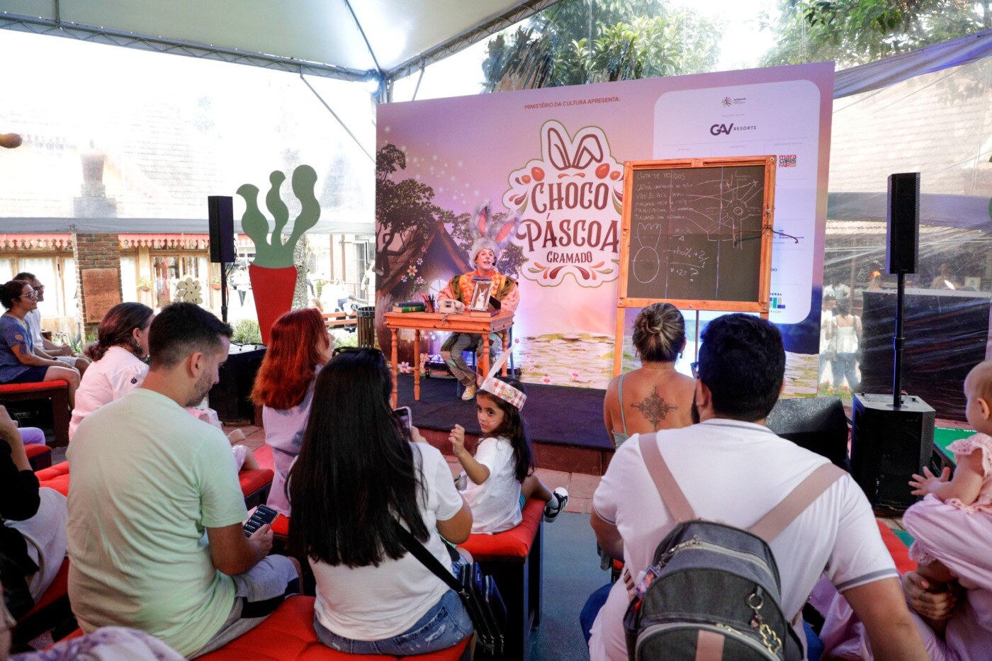 Vila de Páscoa recebe apresentações culturais gratuitas aos finais de semana