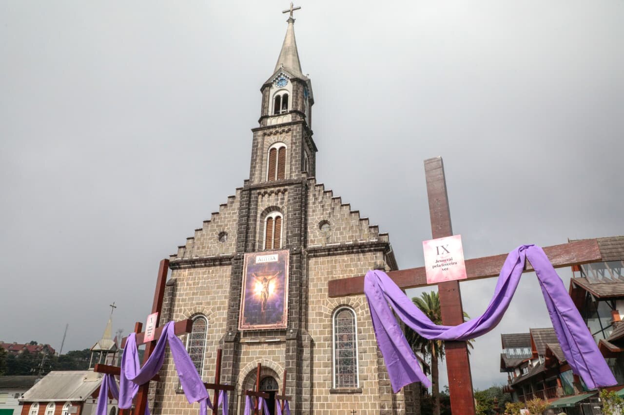 Paróquia São Pedro recebe símbolos da Quaresma na programação do Gramado Aleluia