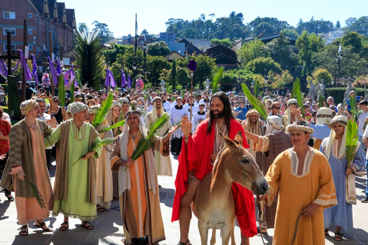 Em domingo ensolarado, Procissão de Ramos emociona grande público no Gramado Aleluia