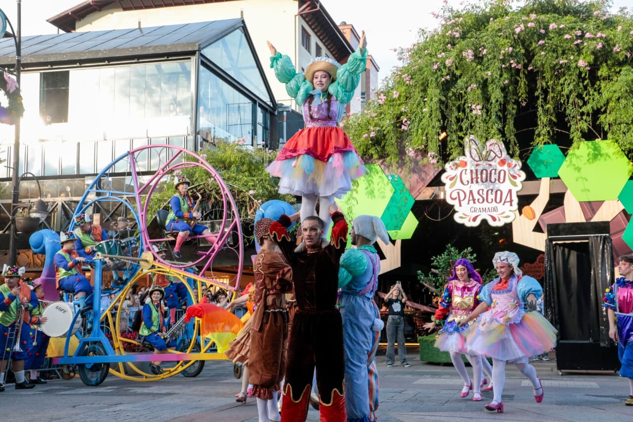 Paradinha colore as ruas na abertura da ChocoPáscoa Gramado